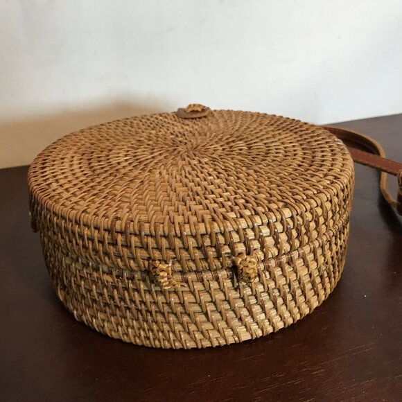 Round Wicker Crossbody Handbag With Leather Strap & Tropical Print Lining - Picture 7 of 11